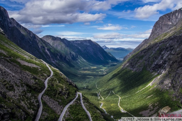 Carretera de los Trolls en Andalsnes
Ascendiendo por  paraje mágico.Trollstigen es de esos escenarios increíbles que ponen a prueba nuestro poder de asombro. Esta carretera que tiene once curvas de 180º es tan mágica que su nombre en español significa La escalera del troll.
