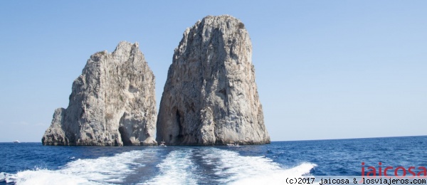 Arco del amor de Los Farallones.Capri.Nápoles
EL ARCO DEL AMOR (Capri, Italia)
Este arco se sitúa en la tan visitada Isla de Capri, localizada en el Mar Tirreno, en el lado sur del Golfo de Nápoles. Se le conoce como “Farallón del Mezo o de Stella” aunque coloquialmente es “El Arco del Amor”. Nos encontramos con tres colosos de roca que emergen de las profundidades del Mar Mediterráneo. Estas formaciones superan los 100 metros de altura y constituyen la postal mas divulgada de esta isla. Se organizan excursiones en barco a diario para poder contemplarlos más de cerca y que pasan por debajo de este arco natural, momento en el que la mayoría de las parejas se besan para sellar su amor eterno. Ni que decir tiene la puesta de sol que podemos observar desde este punto tan privilegiado, para grabar en nuestras retinas.
