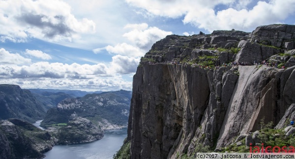 Dirección al Púlpito
Camino a Preykestolen(Púlpito).Stavanger.No es indispensable estar en buena forma física para subir hasta el Púlpito, pero ayuda bastante. Se trata de un recorrido de 2 horas en el que hay subidas y bajadas sobre piedras y con terreno bastante abrupto. En algunos tramos las cuestas son muy empinadas y requerirán destreza y músculos en condiciones. Si nuestra forma física no es idónea tendremos que pararnos más veces a descansar. No hay ningún problema, el camino es lo suficientemente atractivo como para parar las veces que haga falta a admirar la naturaleza que nos sale al paso
