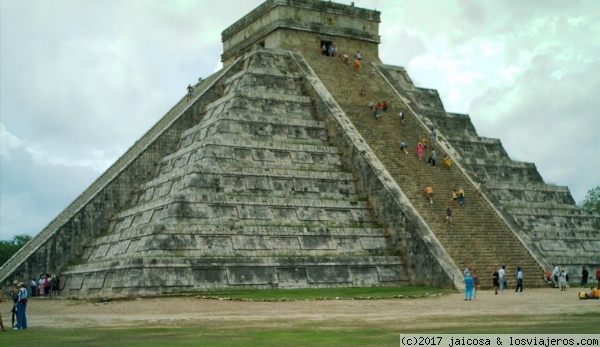 Chichén Itzá en el 2005
Foto del 2005 en que aún pudimos subir al Chichén Itzá.Al año siguiente coincidiendo con la muerte de una norteamericana, que tuvo la desgracia de caer por las escaleras, se prohibió la subida a la piramide
