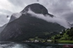 Montaña coronada por alo de niebla protegiendo a aldea en Flam
Montaña, Seguimos, Fiordos, Flam, coronada, niebla, protegiendo, aldea, navegando
