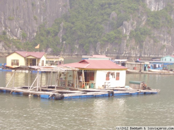 Bahía de Halong
Casa flotante en la Bahía de halong
