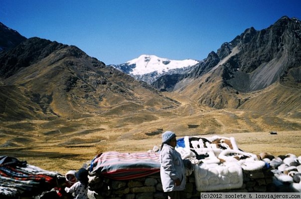 Nevado Verónica al fondo, el pico más alto del valle Sagrado de los Incas
señora vendiendo en la carretera cerca de Ollantaytambo
