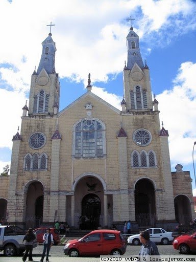 Catedral de Ancud
Catedral de Castro Chile, hecha con tejas de alerce ( madera nativa en extinciòn)
