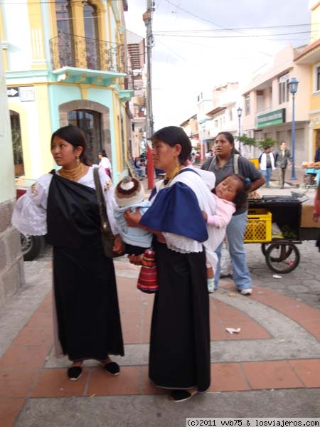 MUJERES DE COTACACHI
Es impresionante en Ecuador, ver hombres y mujeres con sus trajes ansestrales, conservan muy bien su idioma y tradiciones. estas mujeres me impresionaron por su juventud
