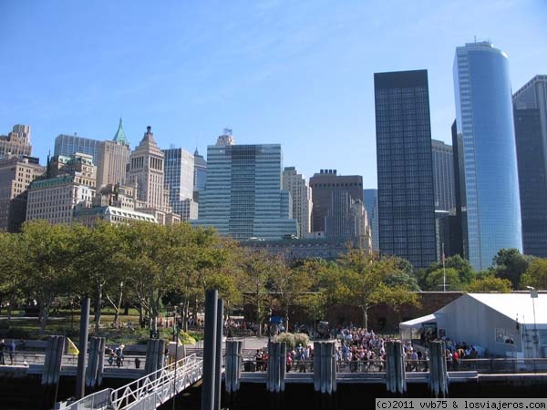 Vista a Bettery Park desde el ferry a la Estatua
Vista al embarcadero en Battery Park
