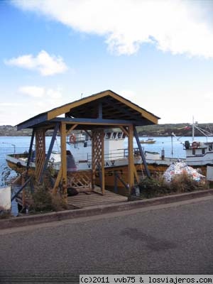 Paradero de buses y botes en Quemchi
Un inusual paradero de buses y botes de Quemchi, utilizado por la gente de las islas para dejar sus botes y tomar la locomoción hacia la ciudad. Esto queda ubicado en el Archipélago de Chiloé Región de Los Lagos, Chile.
