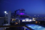 VISTA NOCTURNA DE LA ZONA DE LA PISCINA DESCUBIERTA - CRUCERO ANTHEM OF THE SEAS