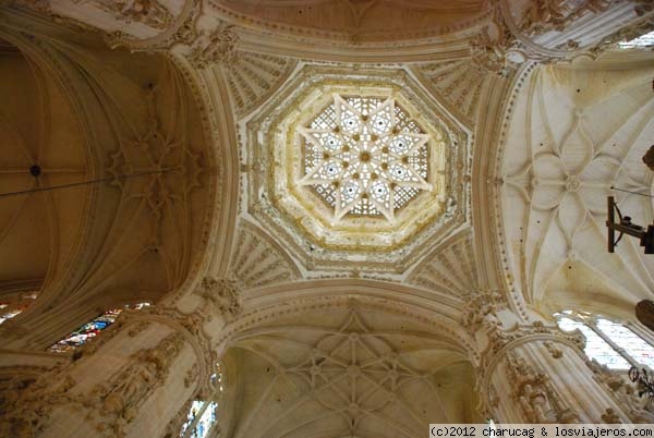 Cimborrio de la catedral de Burgos.
Este cimborrio se levanta sobre el crucero de la catedral y desde fuera adopta la forma de una tercera torre. Esta maravilla data del siglo XVI y es obra de Juan de Vallejo.
