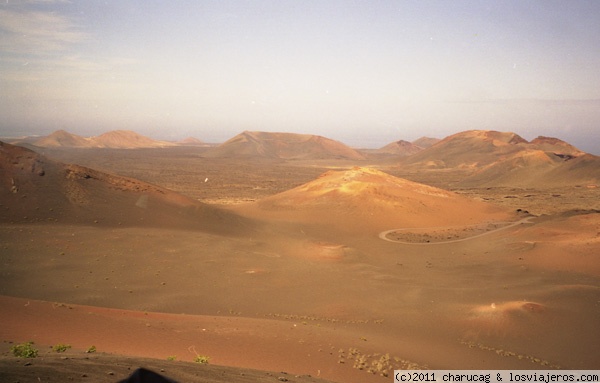 Dunas en Túnez
Desde lo alto de una de estas dunas me pegué el gustazo de tirarme rodando hasta abajo. Menudo placer sentir la arena sobre la piel. Me acompañó mi hijo, mientras mi marido y los guías nos miraban como diciendo 