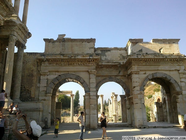 Efeso, puertas
Otra de las ciudades romanas que jalonaron la costa turca. Aquí podemos admirar una de sus puertas.
