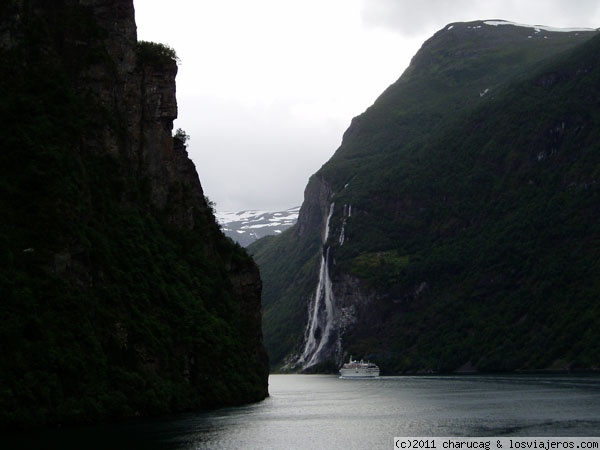 Fiordo y cascada
Otro mas de los paisajes propios de los fiordos
