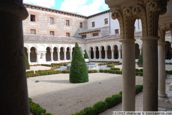 Monasterio de Las Huelgas Reales. Burgos. Claustrillo
En este monasterio hay dos claustros, uno gótico y otro más antiguo, este que vemos aquí que es románico y al que llaman claustrillo.
No son muy buenas las fotos porque está prohibido hacer fotos incluso sin flash, así que son robadas
