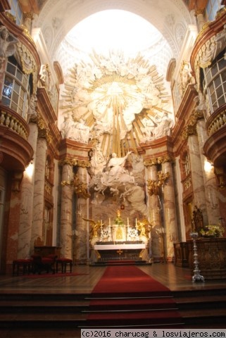 Karlkirschen. Iglesia de San Carlos Borromeo. Viena. Austria
Retablo de la iglesia, precioso, barroco, elegante. Una verdadera belleza.
