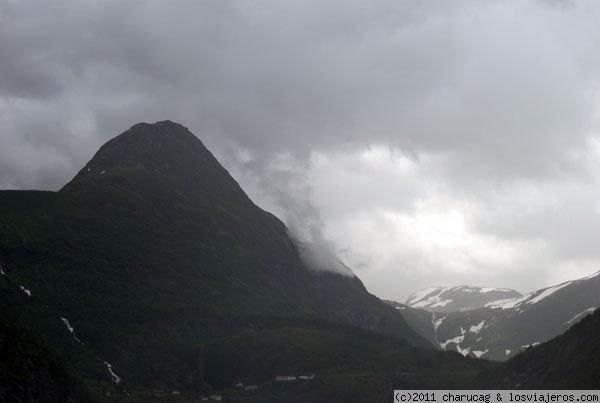 Nieve y nubes en el monte
Esa vez un paisaje del interior de los fiordos
