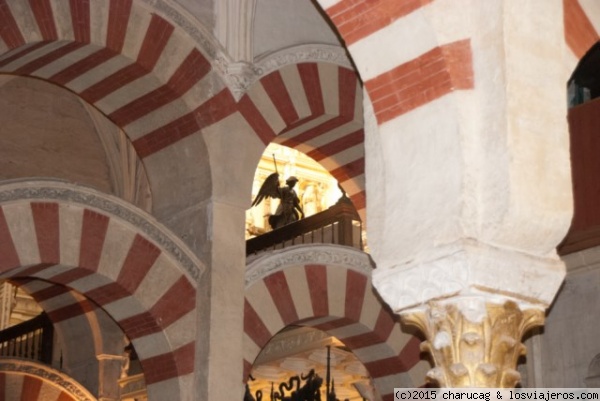 Mezquita de Cordoba
Uno de los encantos de este lugar es ver como se entremezclan los elementos cristianos y musulmanes.
