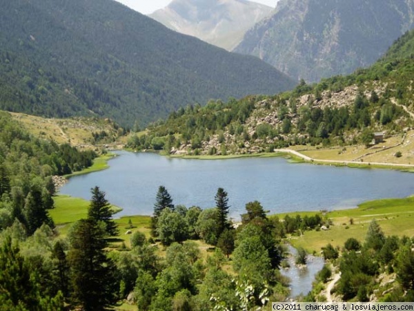 Lago y montañas en Aigüestortes
Otro mas de los muchos lagos de este parque
