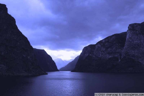 Fiordo al atardecer
Visto desde la popa del barco, tomado en el fiorde de Geiranger. Tiene un filtro malva.
