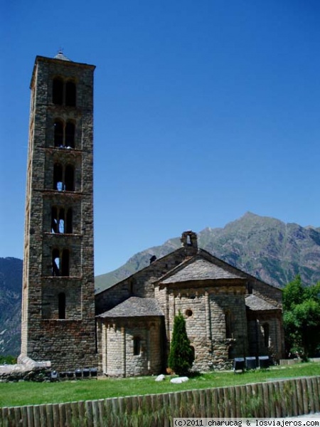 Iglesia románica en el Valle del Boí
Esta iglesia muestra su torre en todo su esplendor. Casi todas las torres de estas iglesias son así, anhiestos campaniles horadador por ventanas dispuestas en varios pisos.
