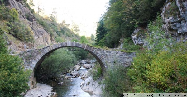 Puente en Isaba, Navarra
Puente románico sobre el rio Irati, en Isaba, en el Pirineo Navarro
