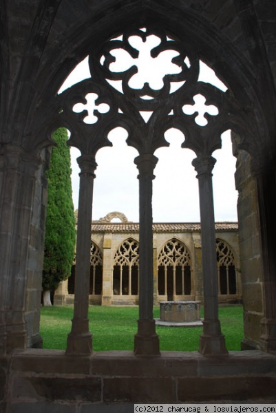 Claustro del Monasterio de La Oliva. Navarra.
Vista del claustro del Monasterio de la Oliva, desde la galería y a través de uno de sus arcos góticos.
