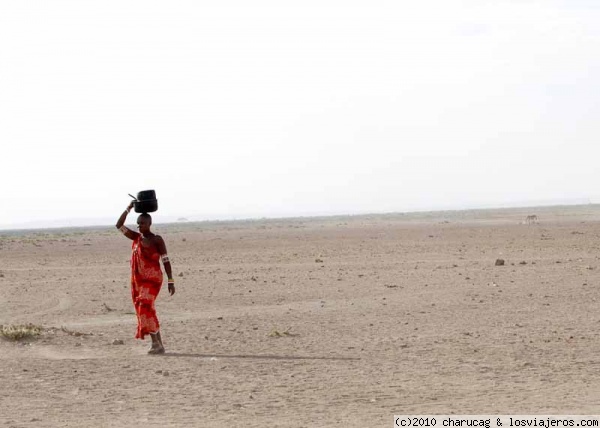 Sed
tomada en Amboseli, en un poblado Masai. La mujer se acerca al poblado pero allí no hay ningún pozo.
