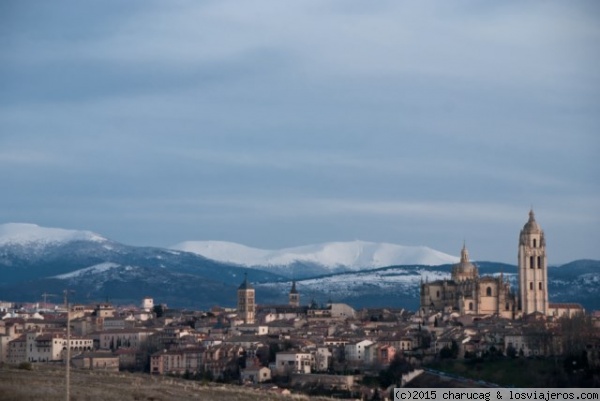 Vista de Segovia.
Entre los muchos méritos de esta ciudad se encuentran las preciosas vistas cuando hay nieve en la sierra.
