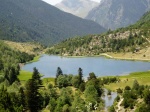 Lago y montañas en...