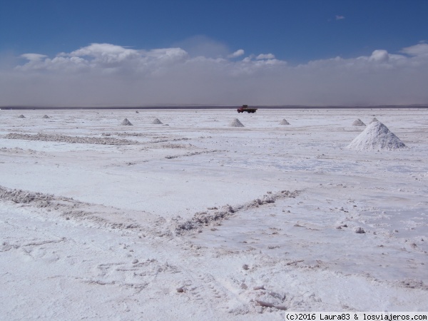 Salar de Uyuni
Primero pasos por el salar....... Montones de sal que se acumulan en la zona que se explota como salina
