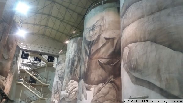 Bodegas Solar de Samaniego - Laguardia, Álava
Murales pintados por Guido van Helten en los antiguos depósitos de la bodega.
