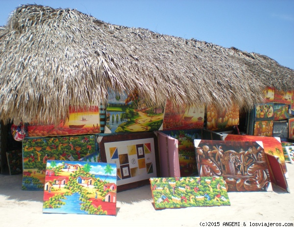 Puesto de cuadros tipicos
Puestos de cuadros y souvenirs en el poblado de Mano Juan, pequeño pueblo donde viven los nativos de la Isla Saona.
