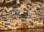 Panorámica de Mikonos al atardecer visto desde el mar
Mikonos