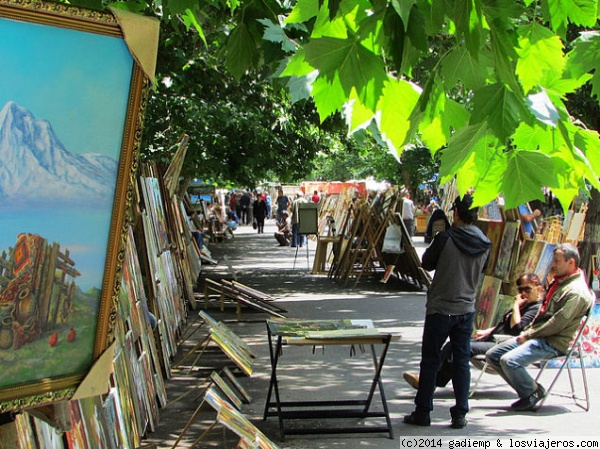 Yerevan: Pintores del Mercado de Vernissage
El Mercado de Vernissage está situado cerca de la Plaza de la República y es uno de los mayores mercados de anticuarios, arte, libros de segunda mano, alfombras, bordados, etc de la antigua Unión Soviética. Los días fuertes son sábados y domingos, aunque abre todos los días.
