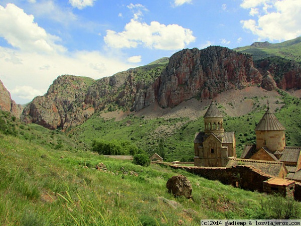 Noravank
Noravank o Monasterio Nuevo, fundado por la familia georgiana de los orbelianos en el 1227 se encuentra en la provincia de Vayots Dzor enclavado en un entorno tremendamente dramático y bello.
