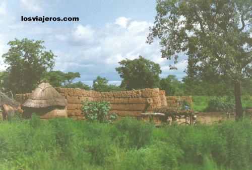 Traditional House of Lobi Tribe near Gaoua- Burkina Faso
Casa tradicional de la tribu Lobi - Gaoua- Burkina Faso