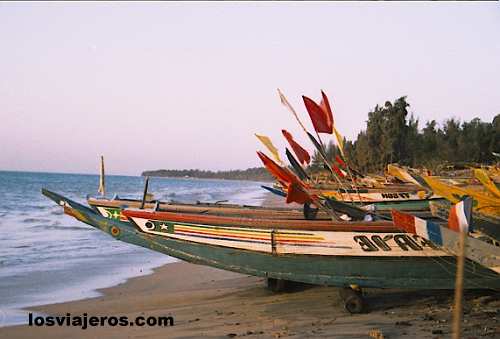 Fisher ships with flags - Nianing - Petite Cote - Senegal
Barcos de pesca en la Petite Cote - Nianing - Petite Cote- Senegal