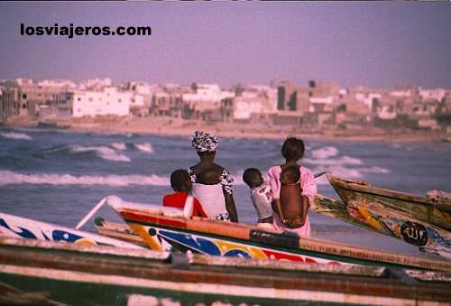 Mujeres de pescadores mirando al mar - Yoff - Dakar - Senegal
 Yoff - Dakar - Senegal