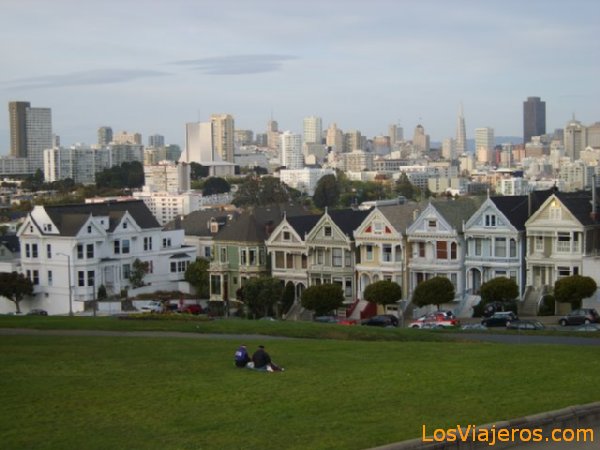 Típicas Casas y ciudad de San Francisco al fondo - USA