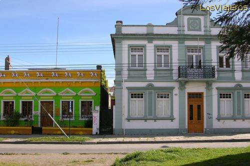 Edificios elegantes de la avenida principal de Punta Arenas - Chile
