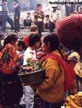 Indigenas Mayas en el Mercado - Guatemala - America