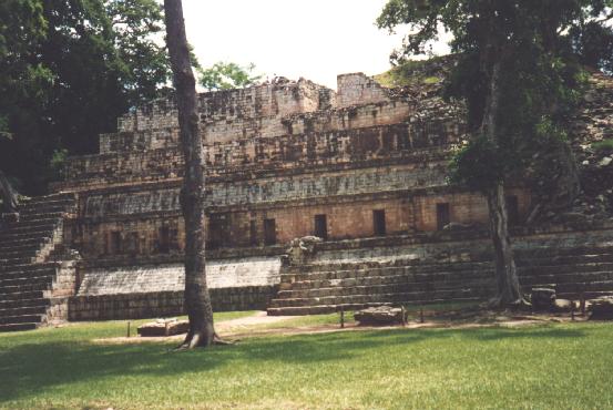 Piramide en el centro arqueologico de Copan - America