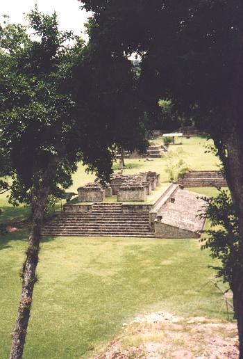 Piramide en las ruinas arquelogicas de Copan - America