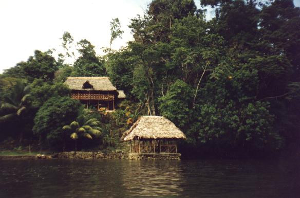 Houses in the Dulce River- Guatemala - America
Cabañas en el Rio Dulce - Guatemala - America