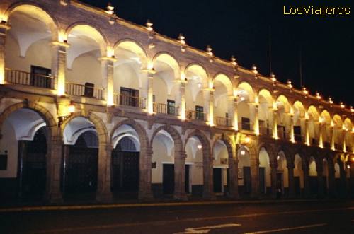 Arquipa, la plaza de armas por la noche - Peru