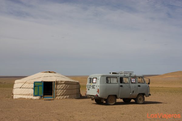 Ger típico y furgoneta rusa - Mongolia