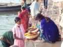 Varanasi - India
Preparando las ofrendas en la orilla del Ganges. Benares - India