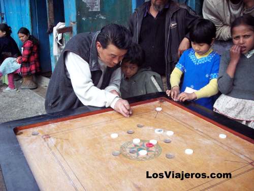 Juego tradicional de la zona - Darjeeling - India
Tibetan people playing a game - Darjeeling - India