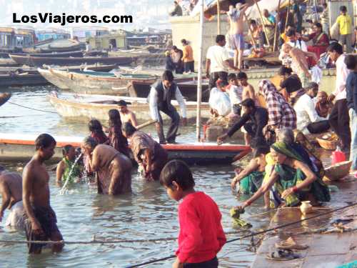 Baños rituales en el Ganges - Benares - India