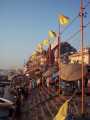 Ghats en la orilla del Ganges. Benares - India