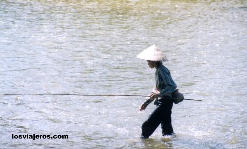 Pescando en el rio Nam Tha. - Laos